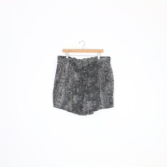 *Joe Fresh Black & White Animal Print Shorts - Picture 3 of 6